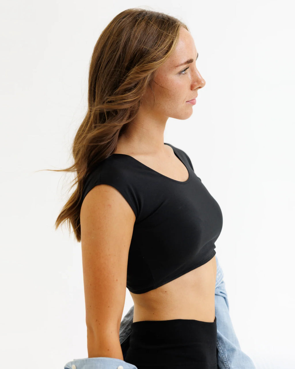 Cropped scoop-neck cap-sleeve tee with smooth stretch fabric