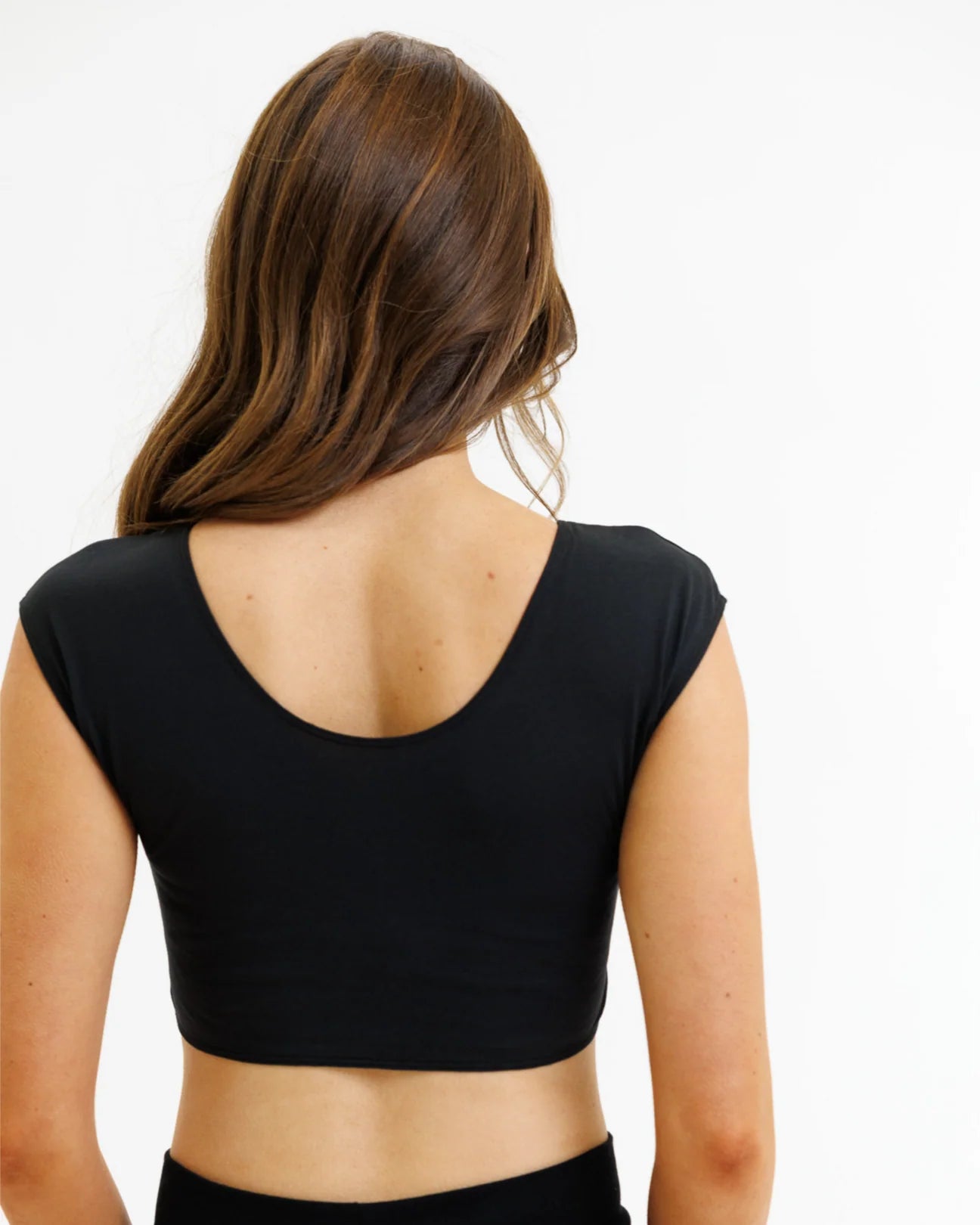 Cropped scoop-neck cap-sleeve tee with smooth stretch fabric
