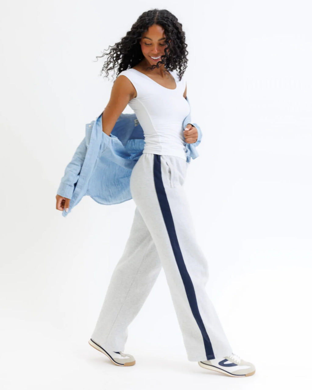White fitted scoop-neck tee with cap sleeves and cotton stretch fabric